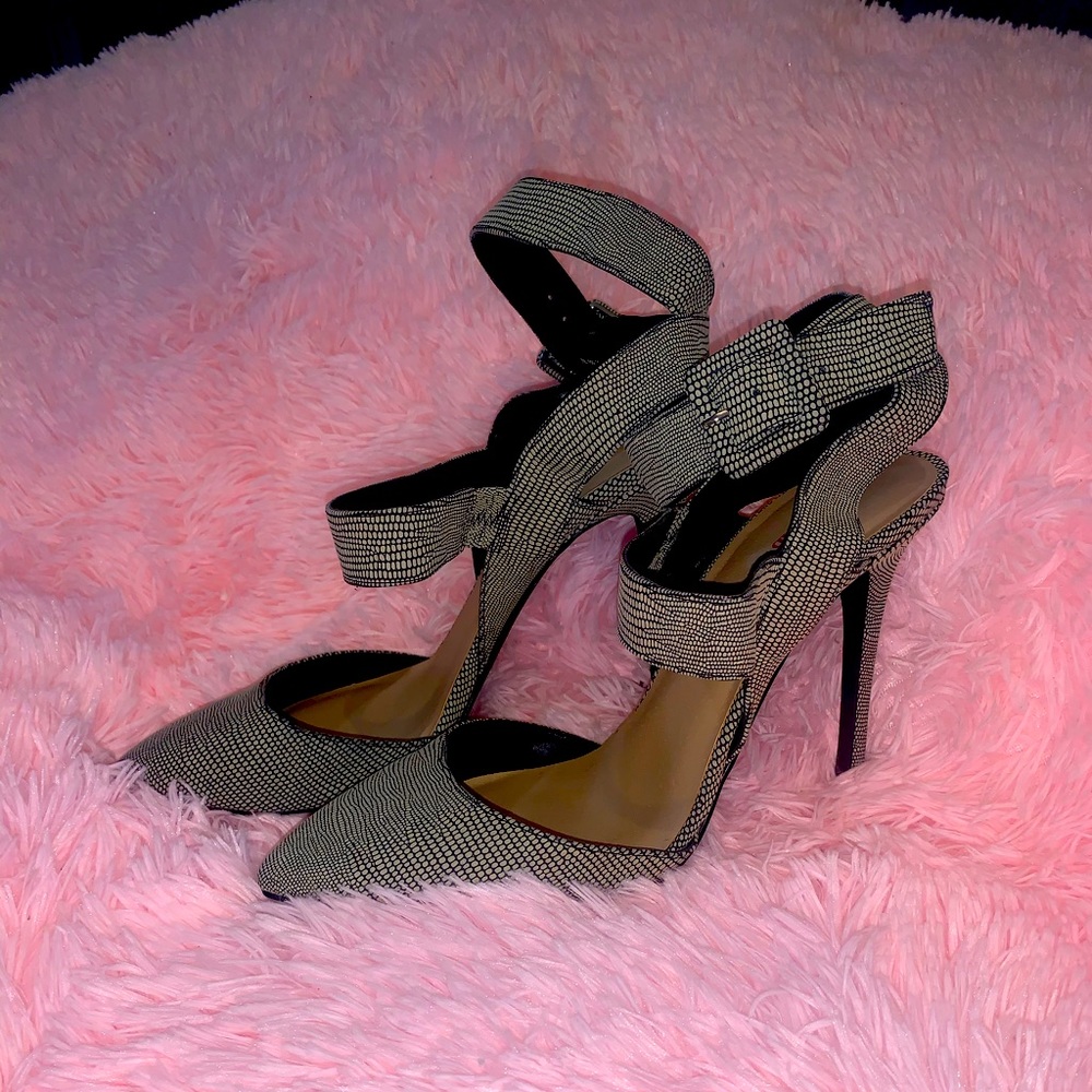 Black/white heel